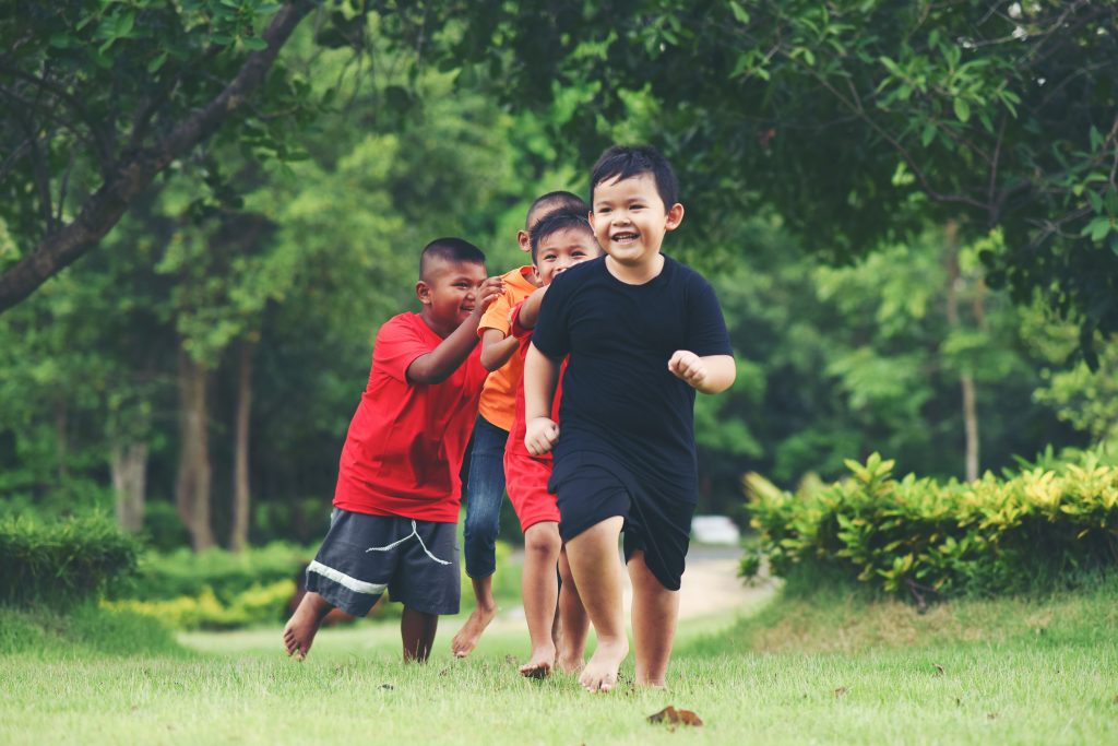 anak selalu sehat dapat melakukan aktivitas bermain bersama temannya