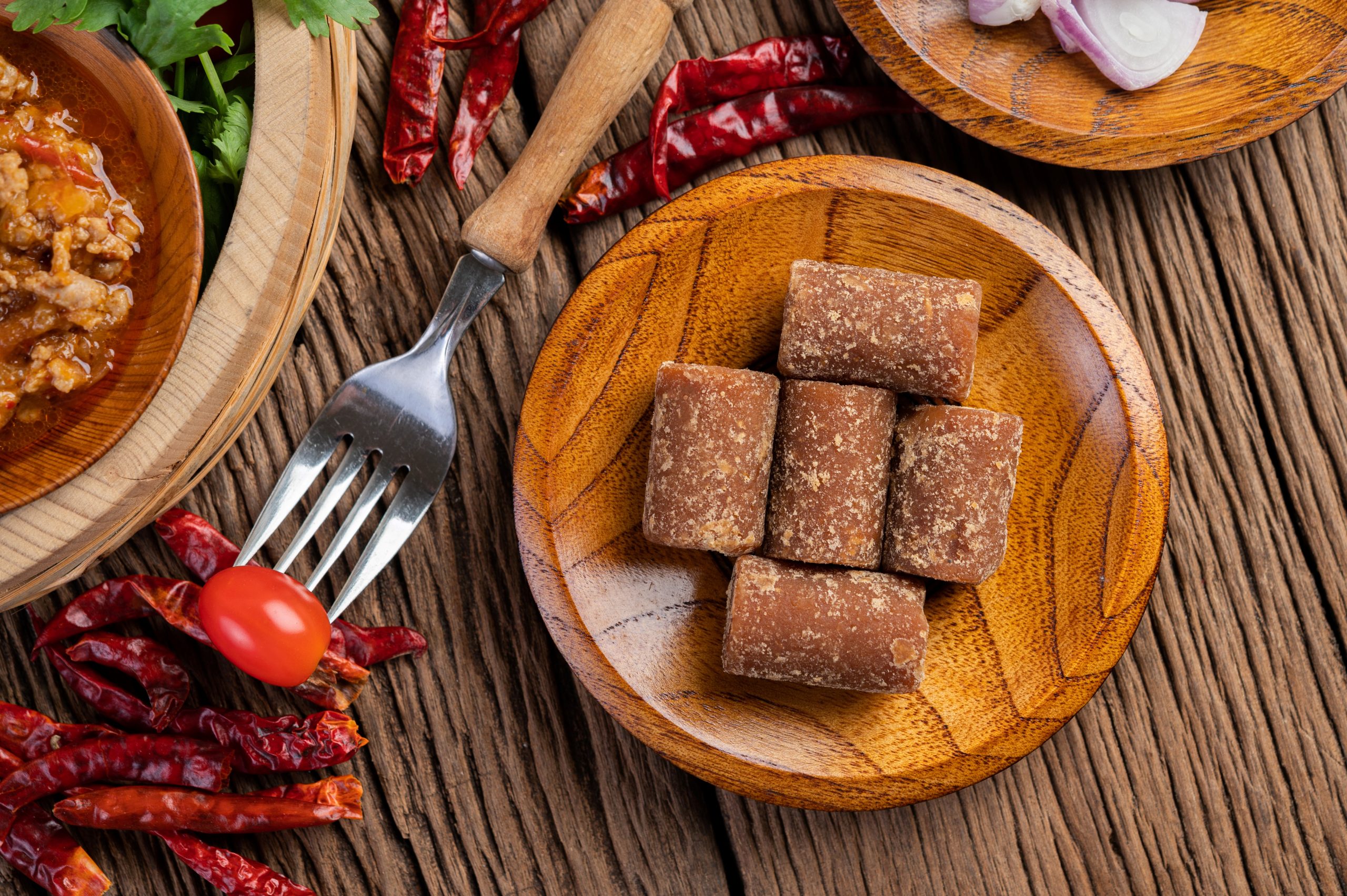gula merah yang berwarna lebih terang dan berbentuk silinder