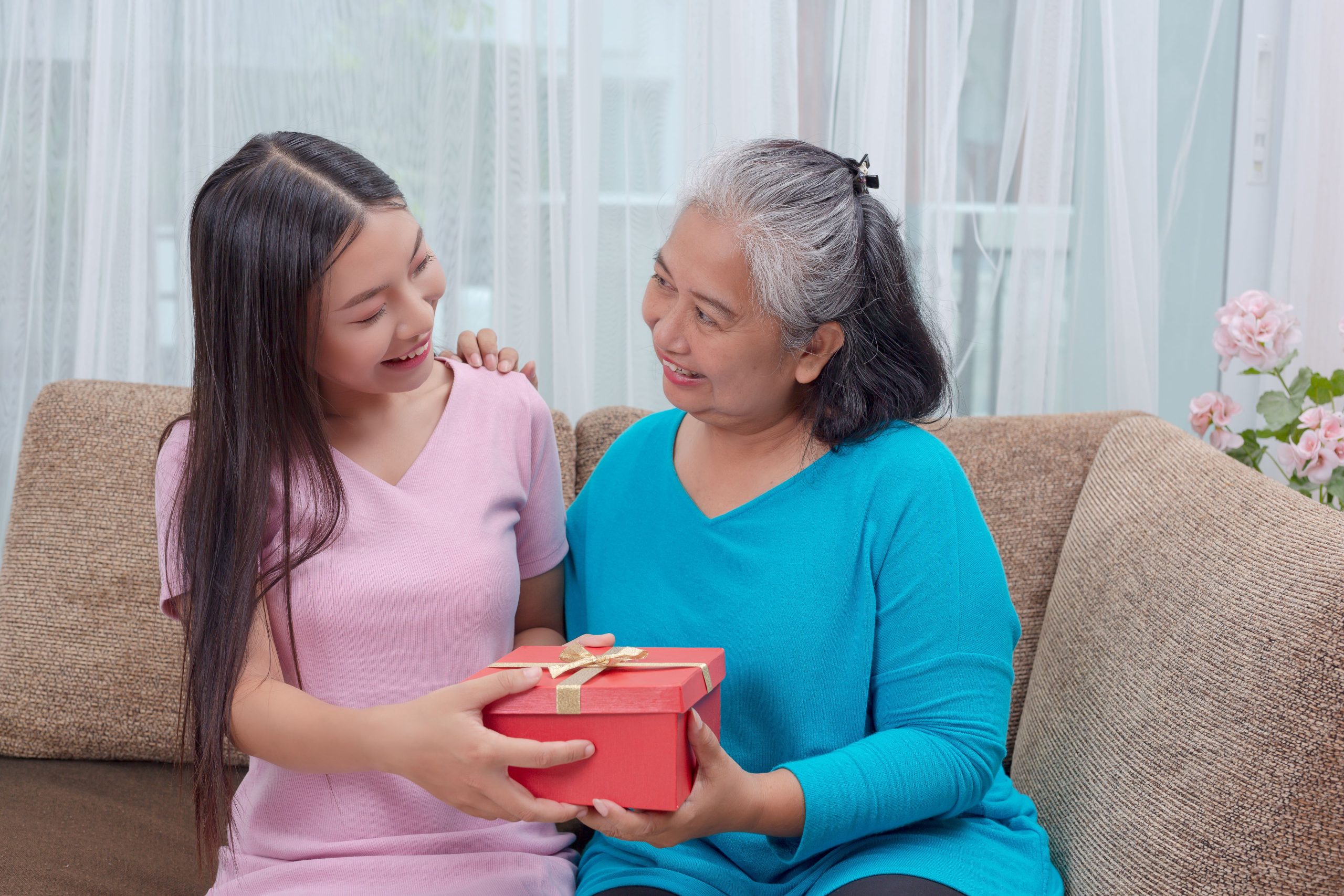 ilustrasi sang anak memberikan hadiah kepada sang ibu di hari ibu