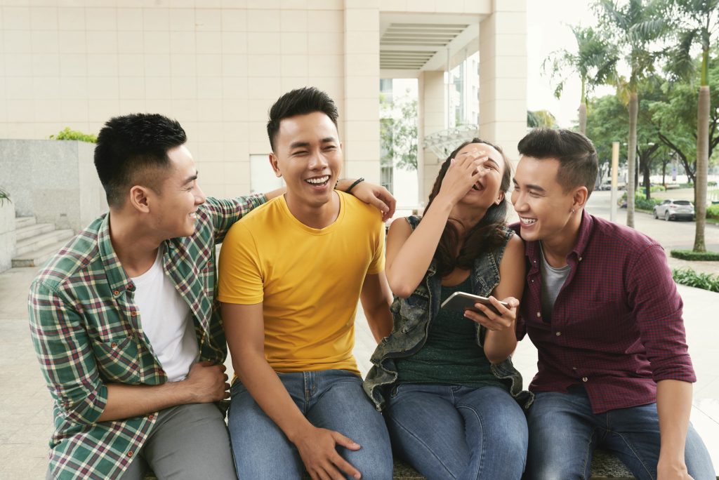 ilustrasi sedang tertawa bersama dengan teman
