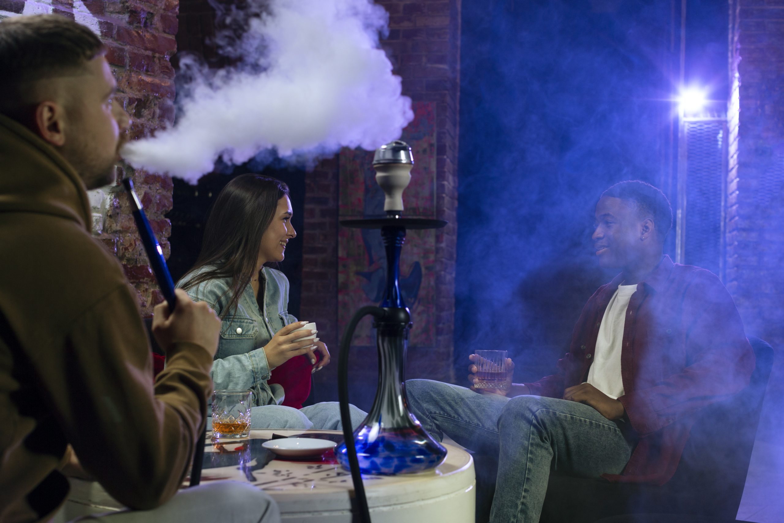 ilustrasi sekelompok orang sedang melakukan shisha
