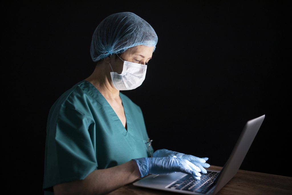 ilustrasi seorang dokter sedang mendapati dirinya sedang shift malam