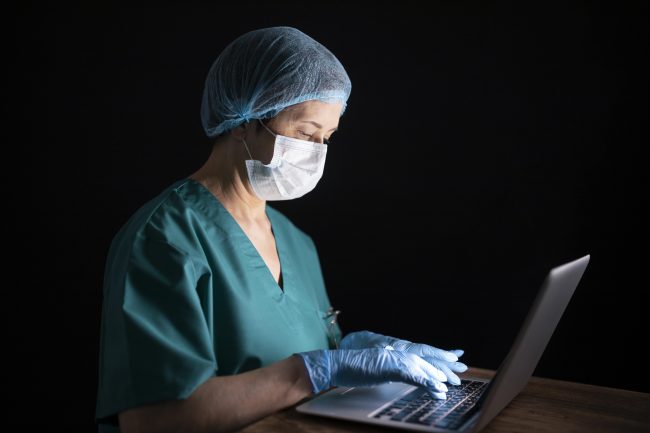 ilustrasi seorang dokter sedang mendapati dirinya sedang shift malam