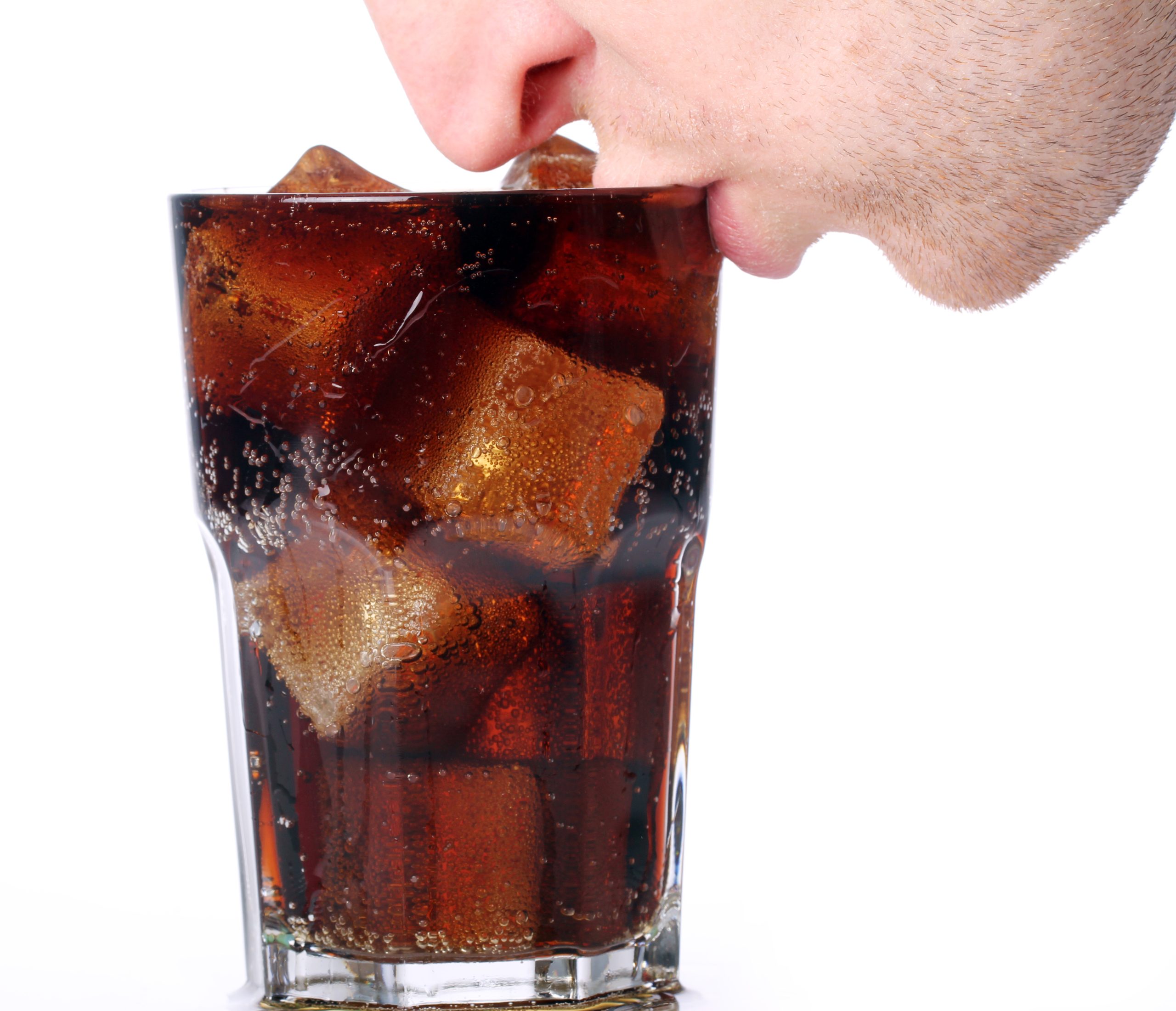 (ilustrasi seseorang minum minuman bersoda yang memiliki dampak kurang baik bagi kesehatan tubuh