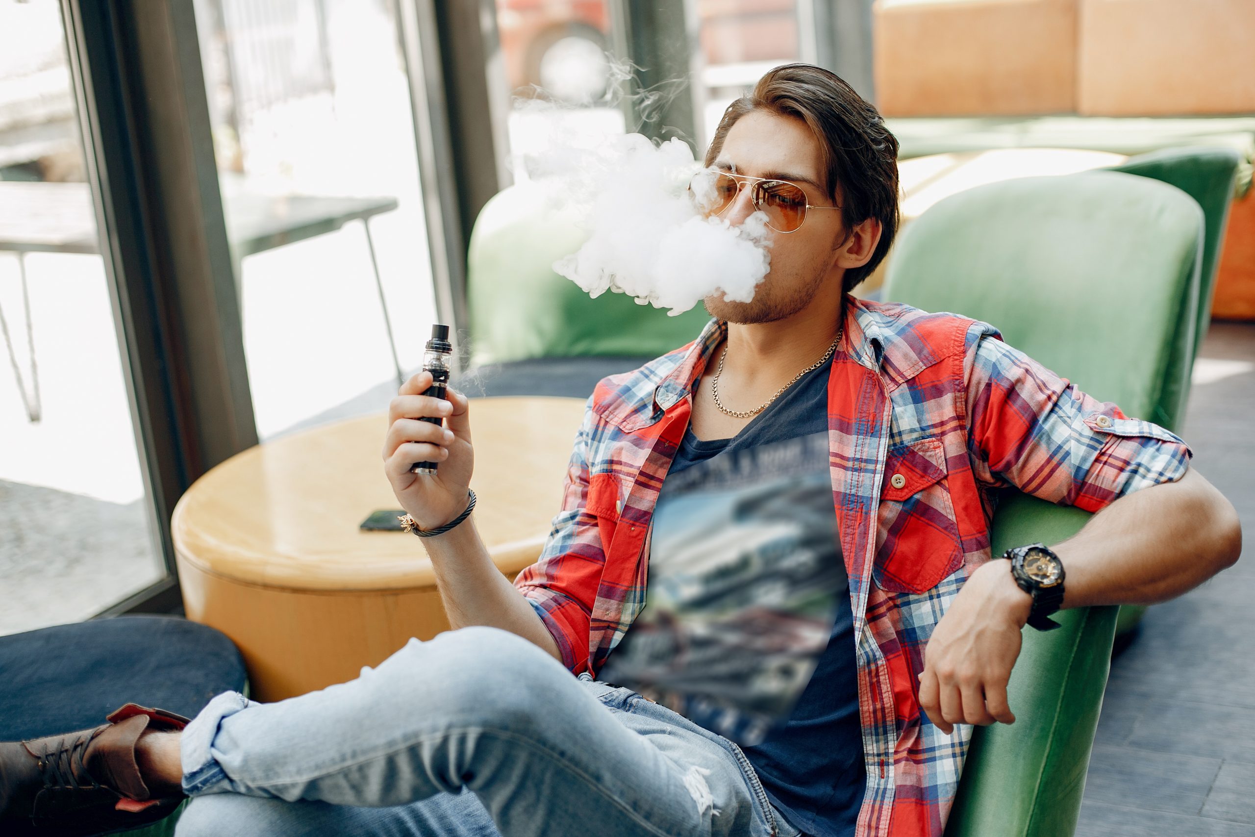 ilustrasi seseorang sedang melakukan vape
