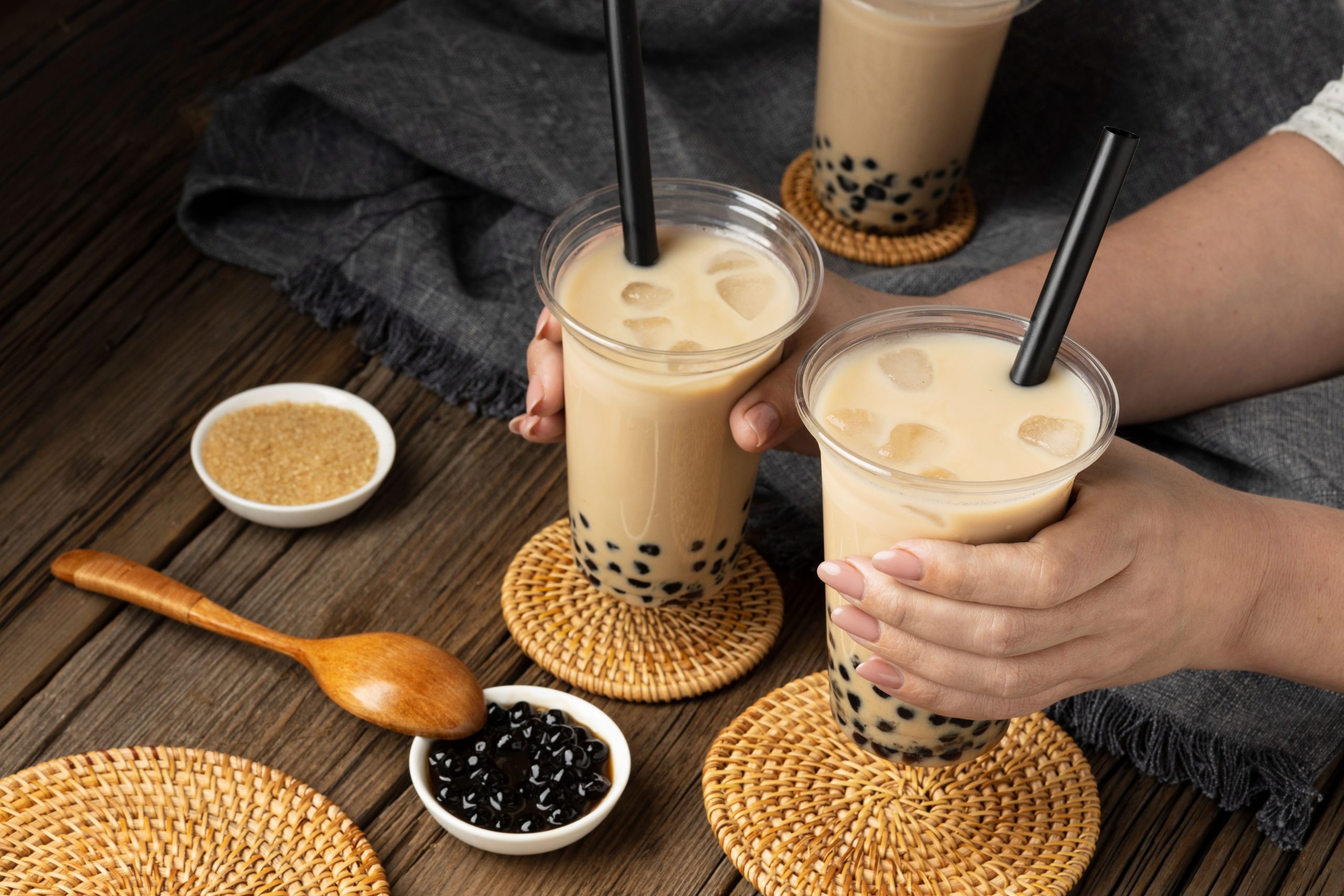 ilustrasi seseorang sedang mengonsumsi minuman boba