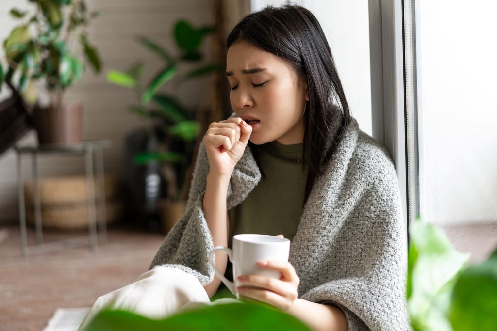 ilustrasi seseorang terkena flu dan batuk