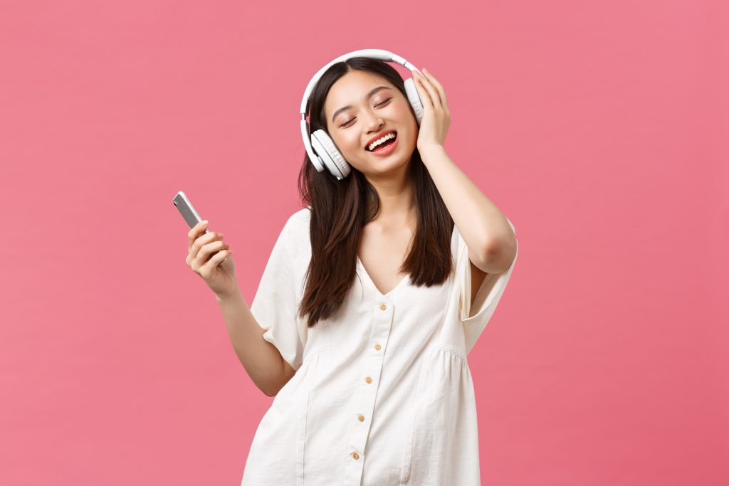 mendengarkan musik dapat membawa dampak positif untuk kesehatan tubuh