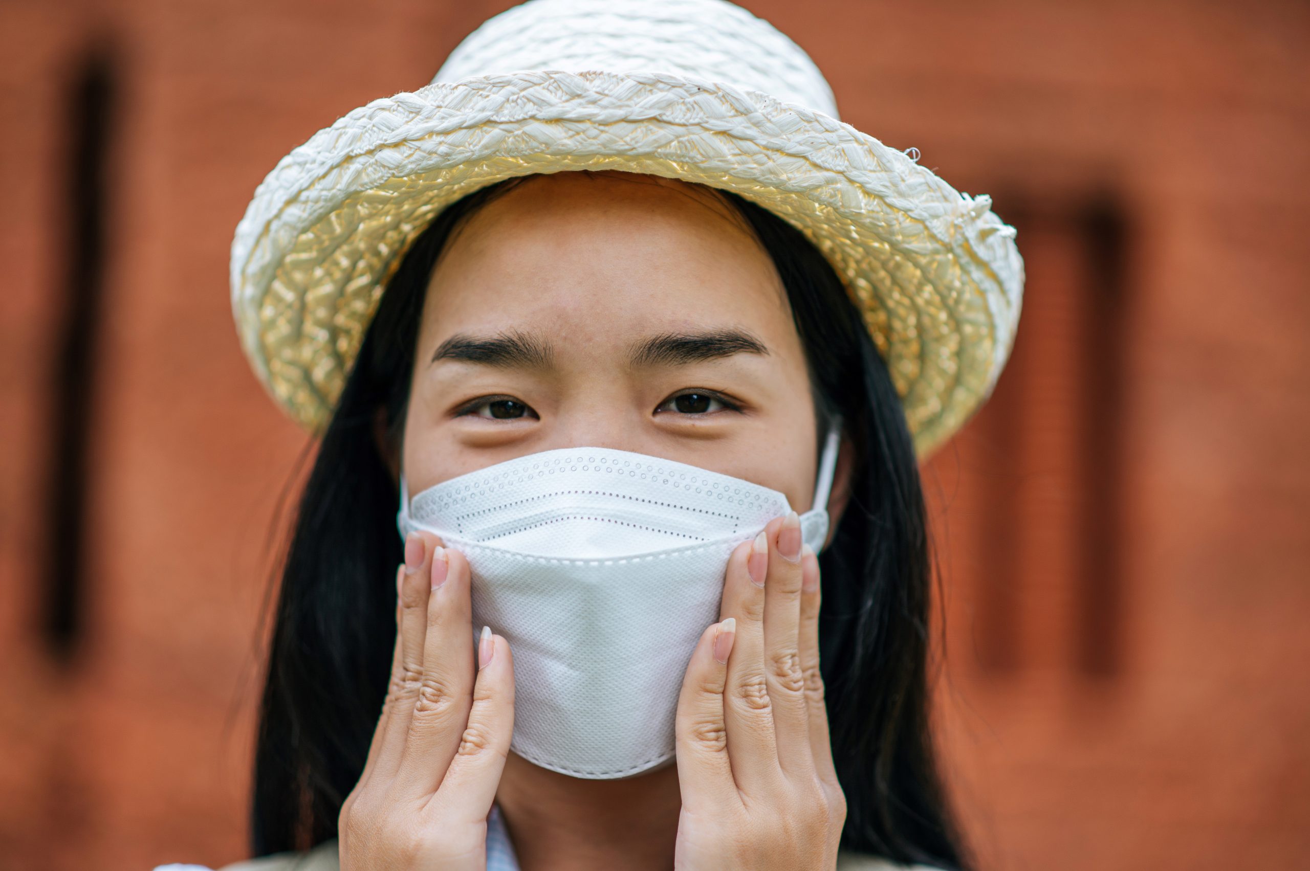 menggunakan masker lapisan ganda dapat lebih efektif dalam memberikan pelindungan