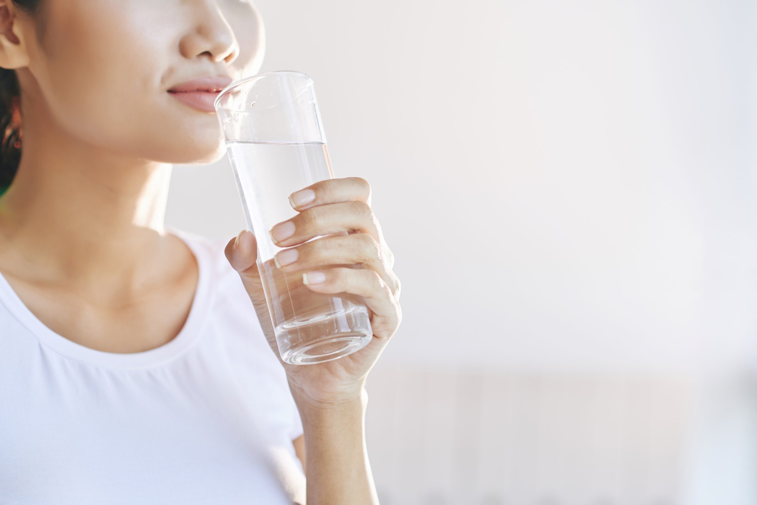 minum air putih cegah dehidrasi untuk mencegah mycoplasma pneumonia