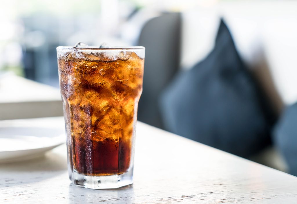 minuman bersoda memang sangat menggiurkan namun dapat membawa dampak serius bagi kesehatan