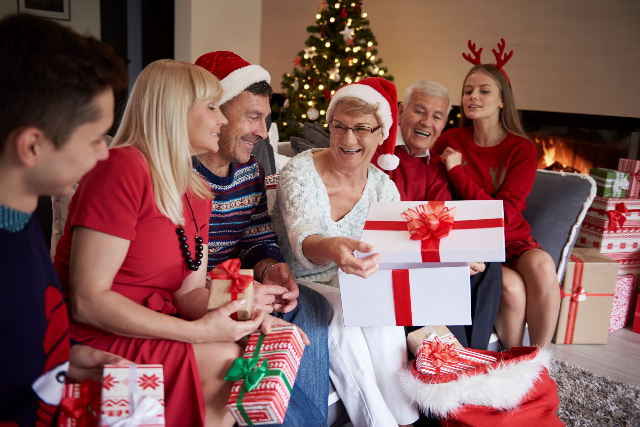 perayaan tukar kado tips menjaga kesehatan saat natal