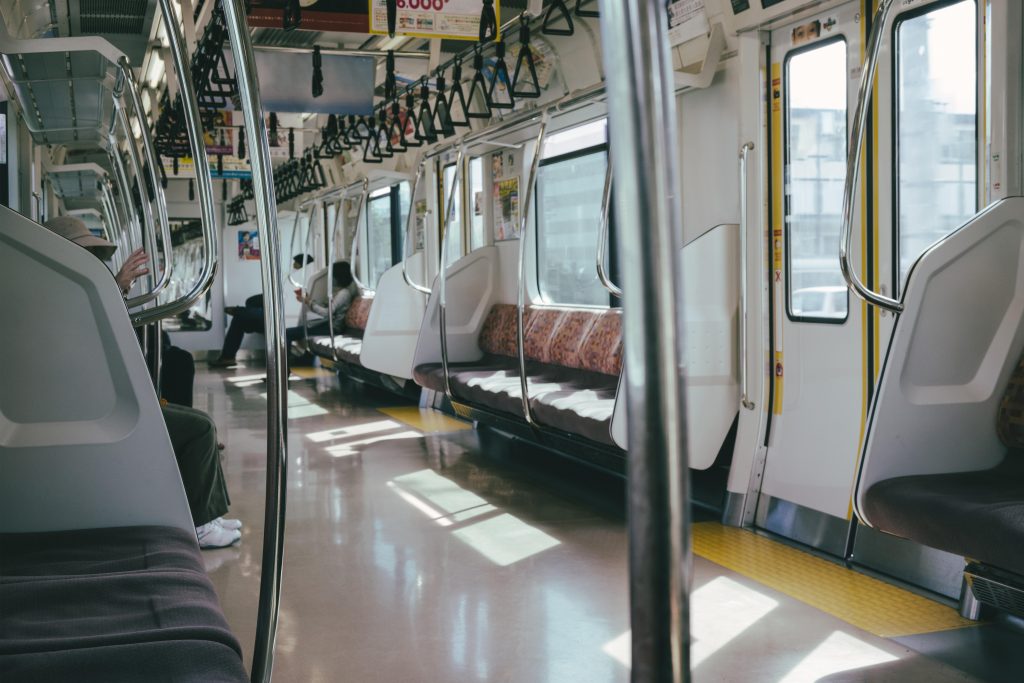 tips aman menjaga kesehatan saat menggunakan transportasi umum