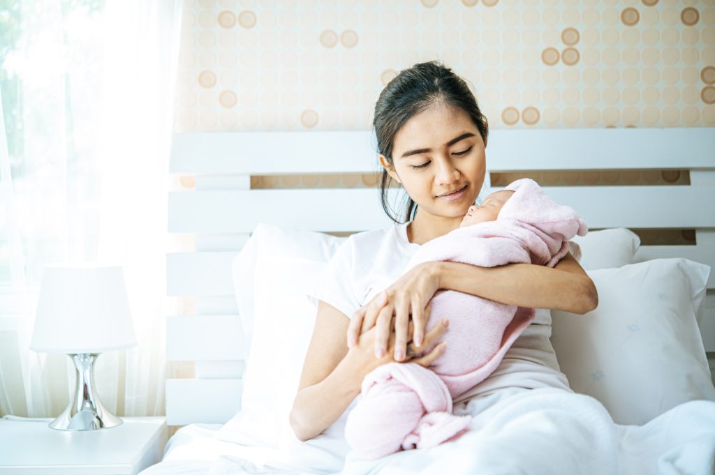 (ibu menyusui memerlukan nutrisi tambahan salah satunya dengan daun kelor, sumber : freepik)