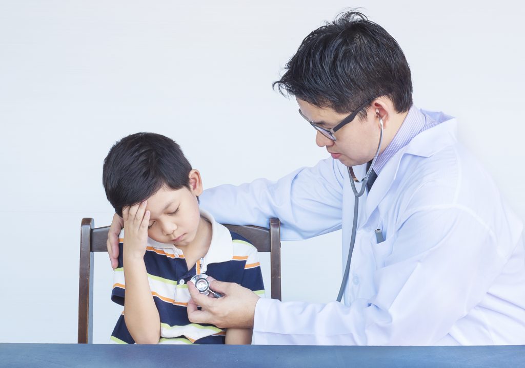 (ilustrasi dokter sedang mengecek kesehatan anak, sumber : freepik)