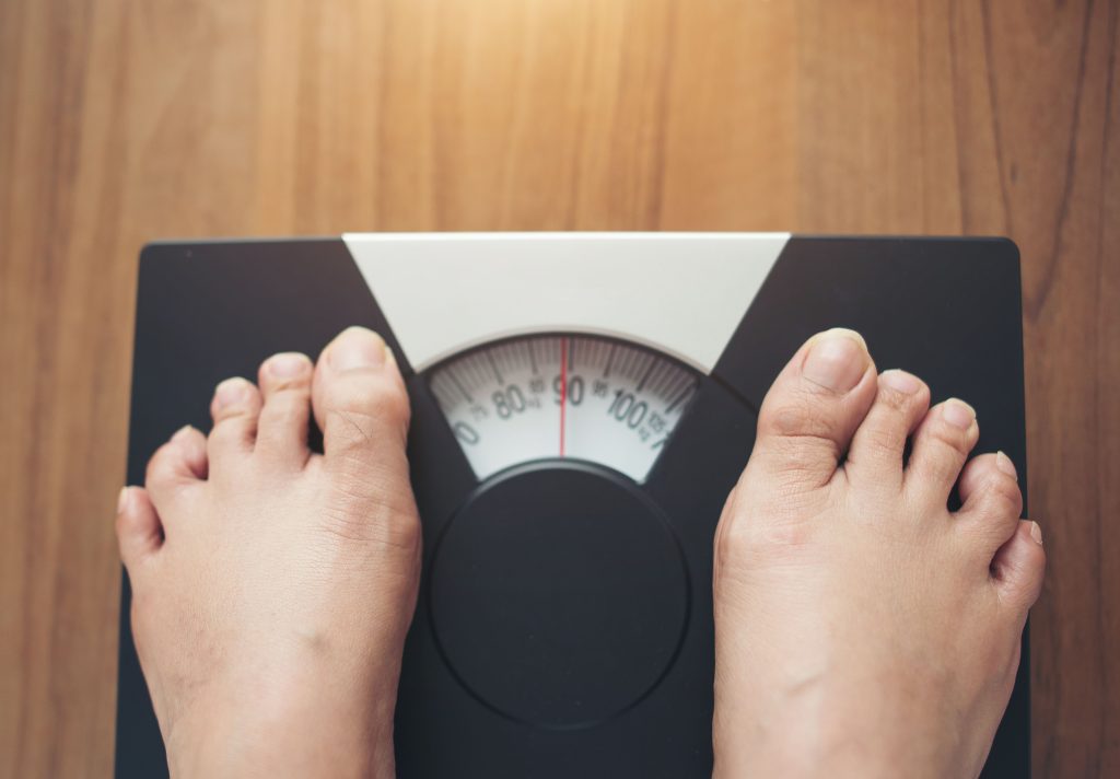 (ilustrasi sedang mengukur berat badan risiko terkena obesitas, sumber : freepik)