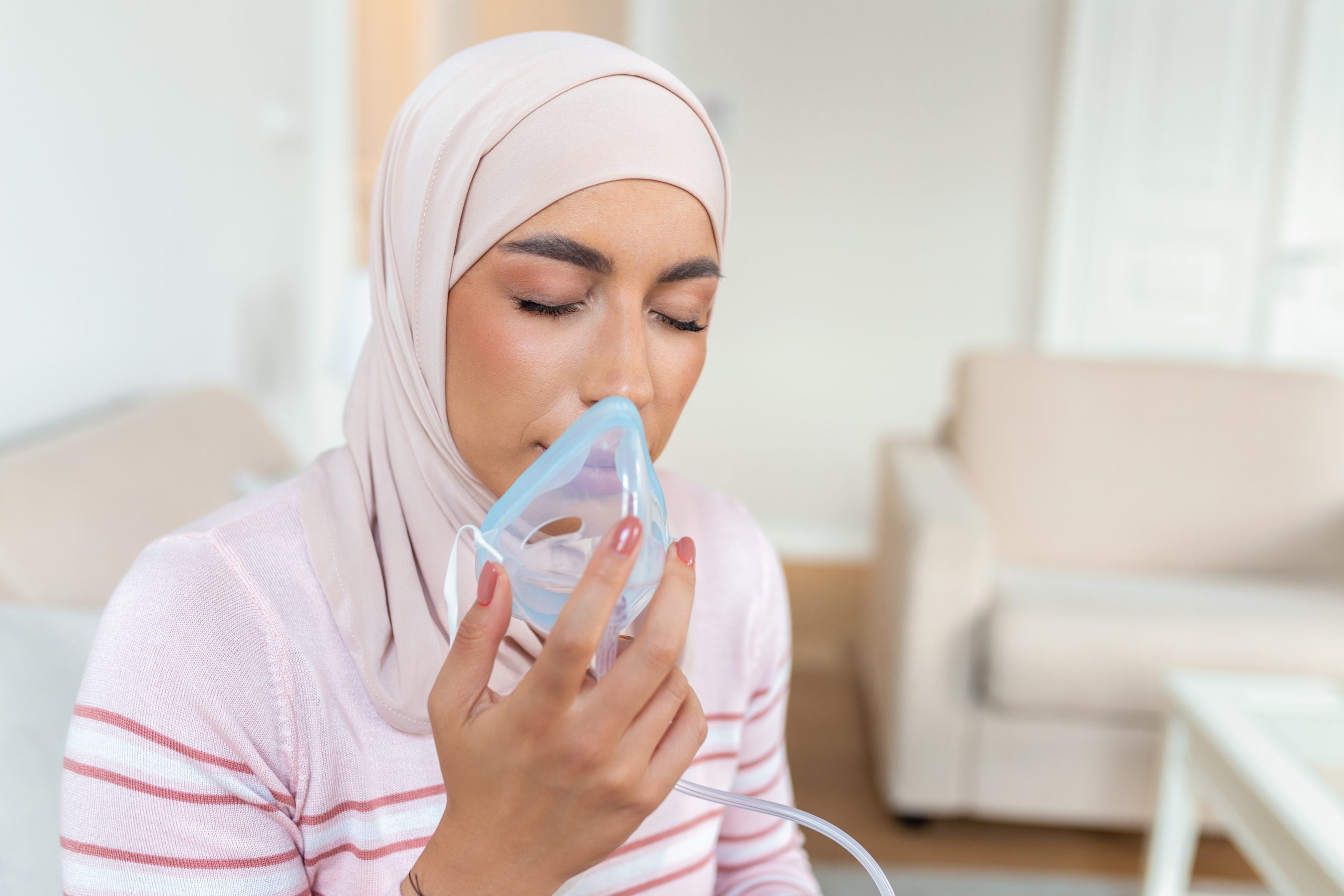 (ilustrasi seorang wanita sedang menggunakan inhaler sebagai pertolongan pertama pada alergi, sumber : freepik)