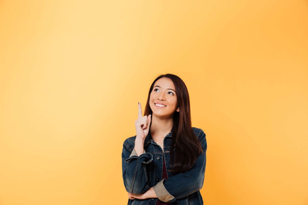 (ilustrasi seorang wanita yang sedang berpikir positif, sumber : freepik)