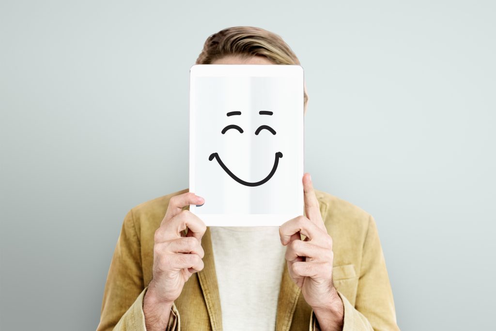 ilustrasi seseorang sedang megungkapkan perasaan melalui emoji senyum