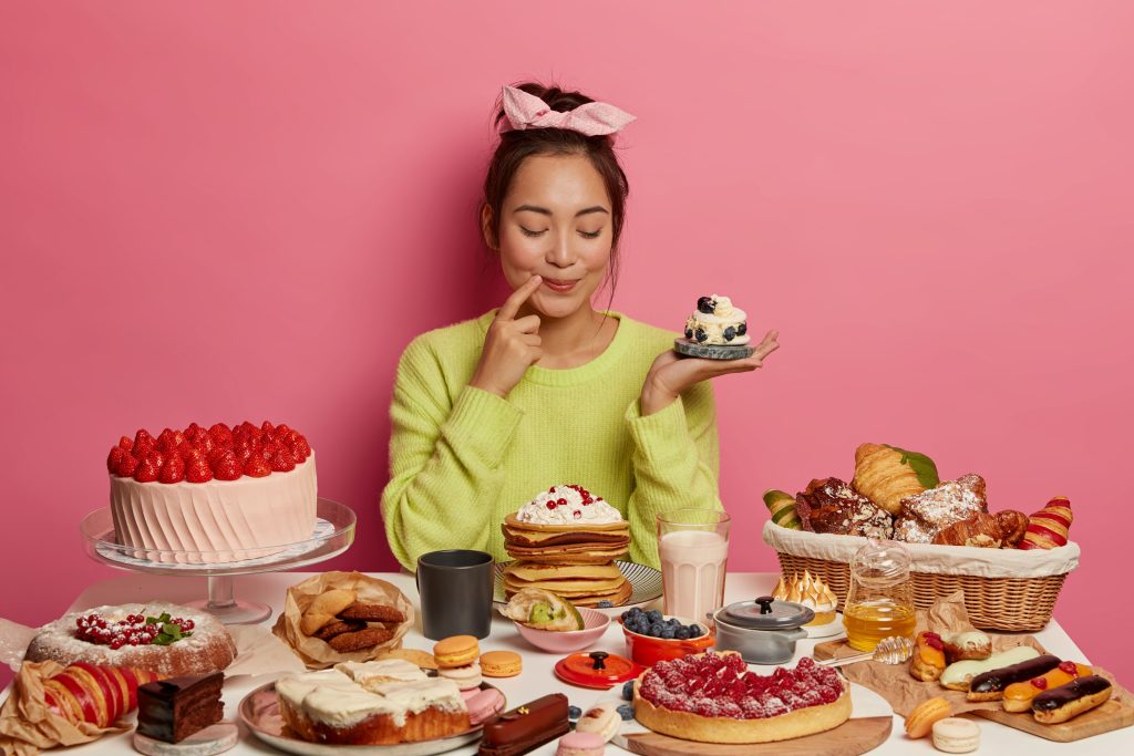 ilustrasi seseorang sedang mengkonsumsi makanan yang dapat melemahkan sistem imun