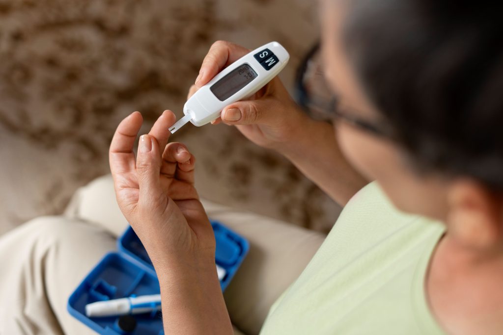 ilustrasi seseorang terkena diabetes dan melakukan pengecekkan untuk melihat kadar gula