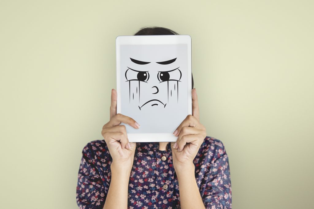 (ilustrasi seseorang yang sedang sedih tertuangkan dalam emoji sedih, sumber : freepik)