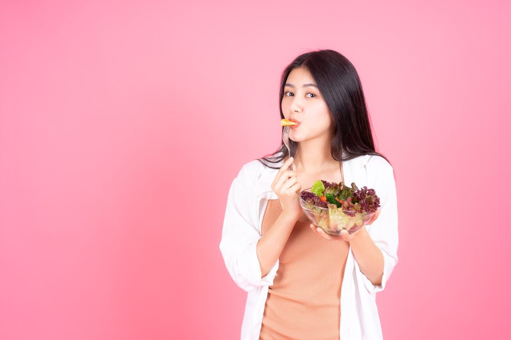 (ilustrasi wanita sedang melakukan diet sehat, sumber : freepik)