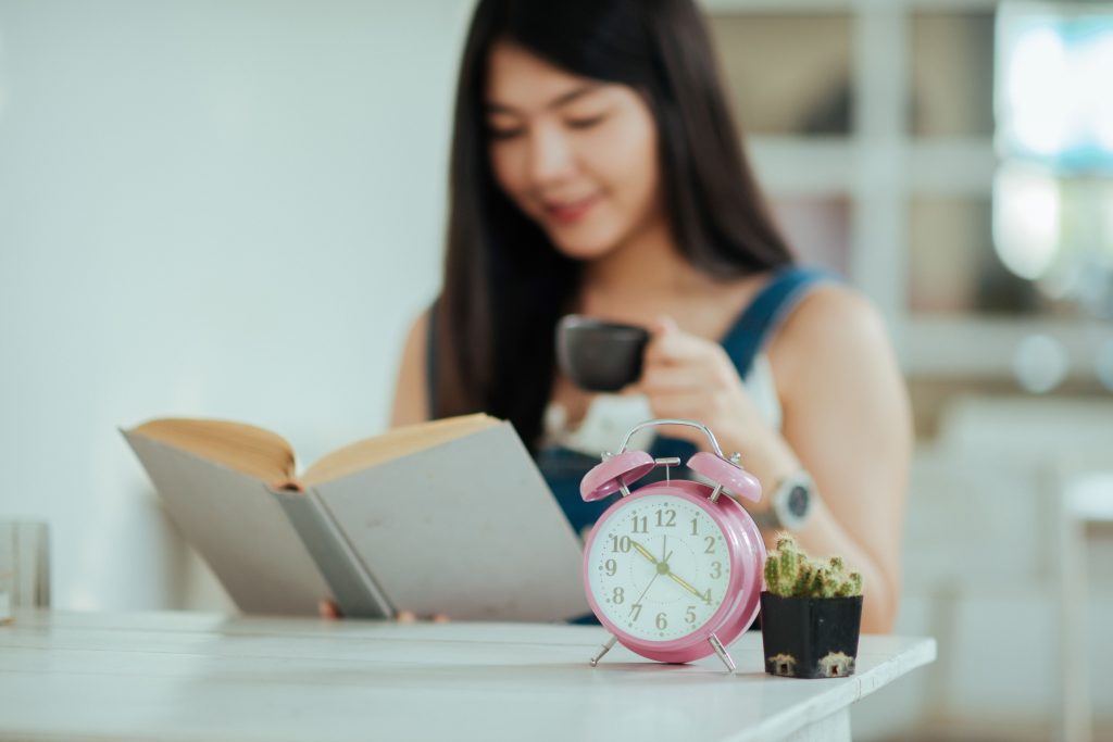 (ilustrasi wanita sedang melakukan me time, sumber : freepik)