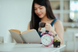 (ilustrasi wanita sedang melakukan me time, sumber : freepik)