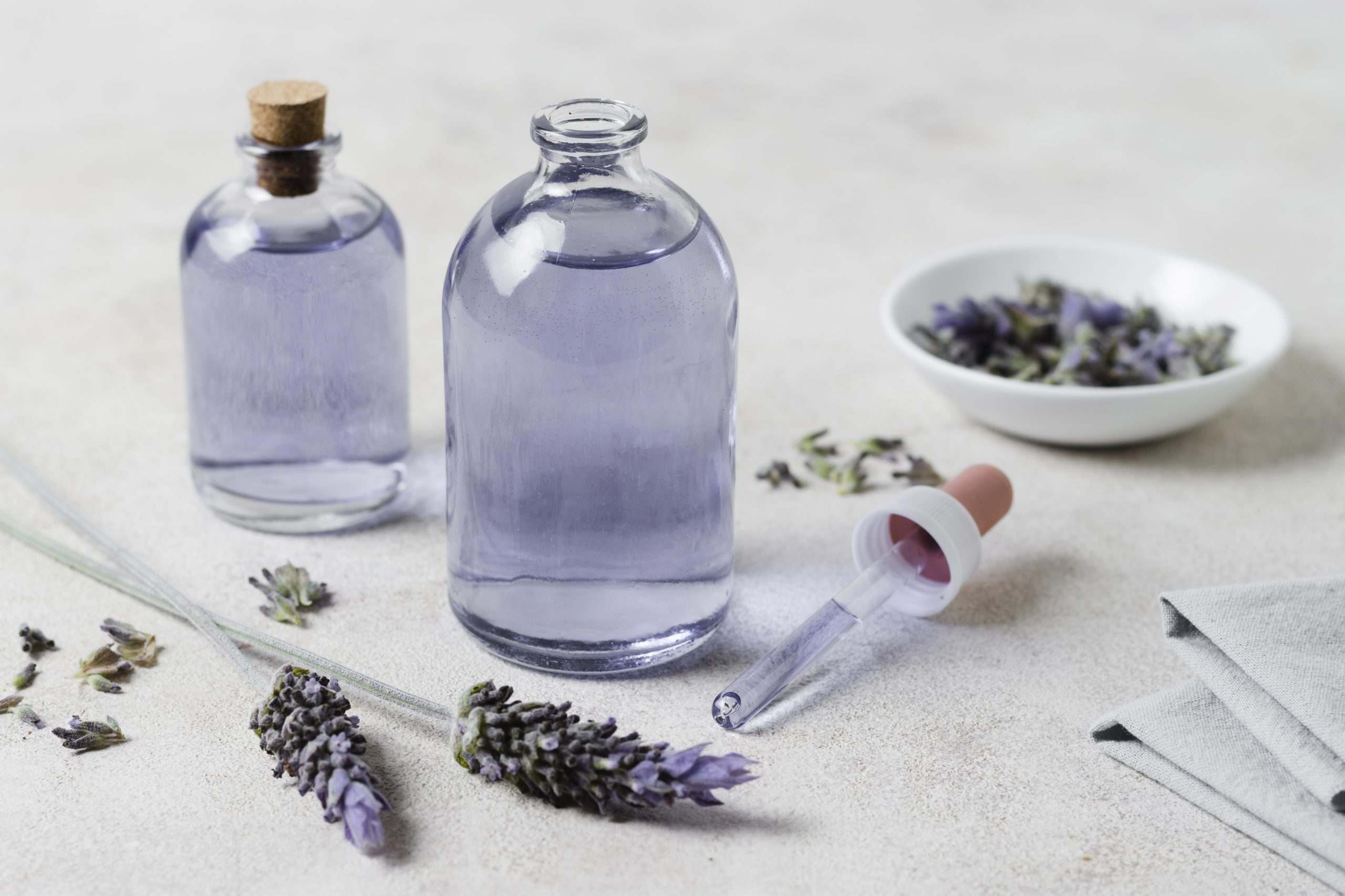 (lavender juga bisa digunakan sebagai oil yang berguna untuk menenangkan, sumber : freepik)