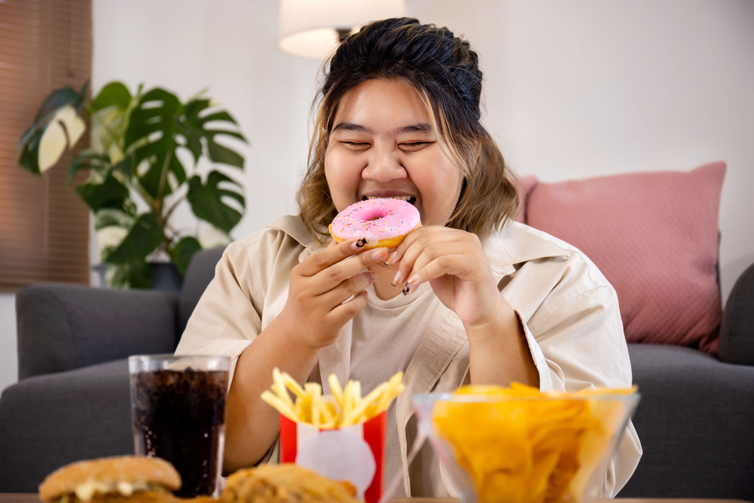 (makanan kurang sehat bisa menjadi penyebab seseorang terkena obesitas, sumber : freepik)