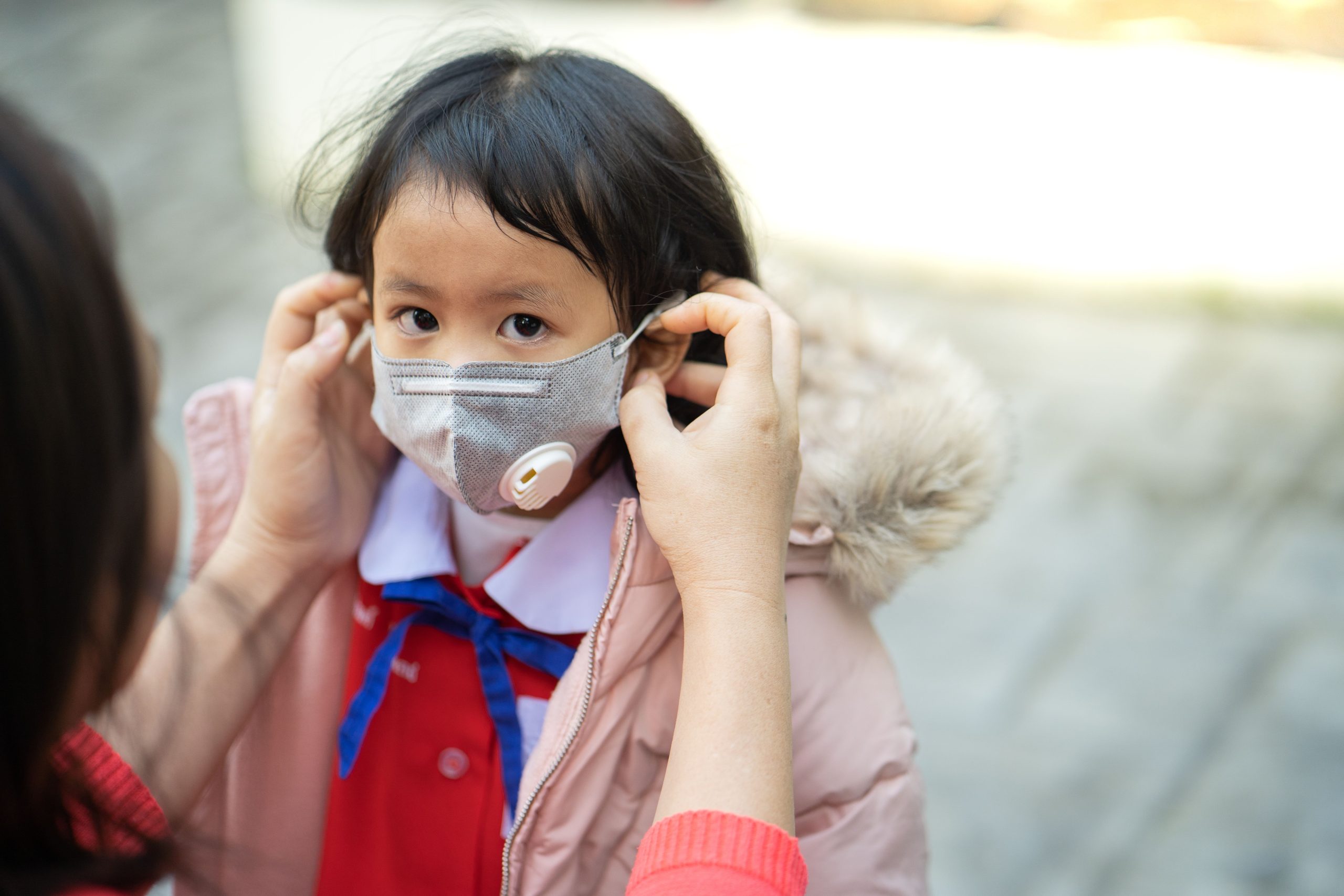 (melakukan pencegahan seperti menerapkan menggunakan masker sejak kecil dapat membantu anak-anak agar terhindar dari sakit, sumber : freepik)