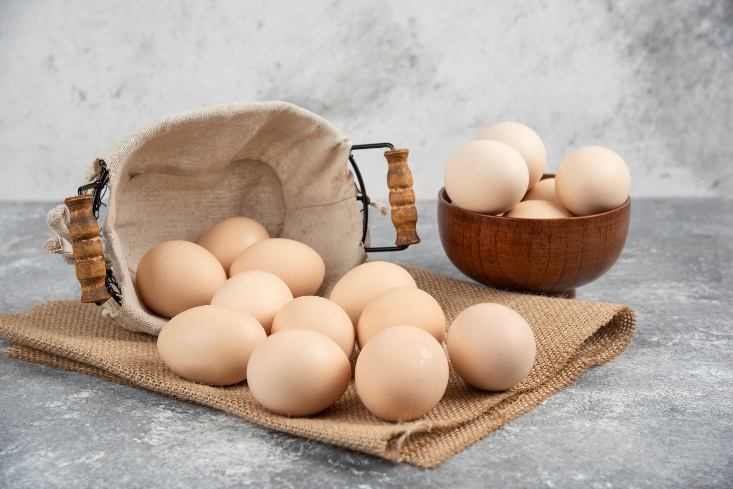 (menggunakan jenis telur ayam berkualitas dalam membuat telur setengah matang, sumber : freepik)