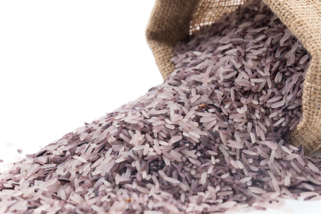 (nasi ungu berasal dari beras yang berwarna lebih gelap dan memiliki nutrisi yang cukup penting bagi kesehatan, sumber : freepik)
