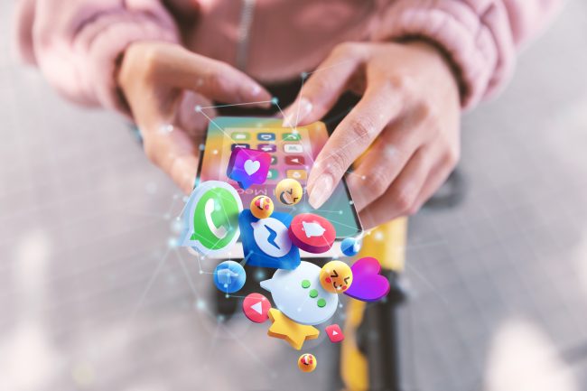 sosial media menjadi platform yang sering digunakan oleh remaja