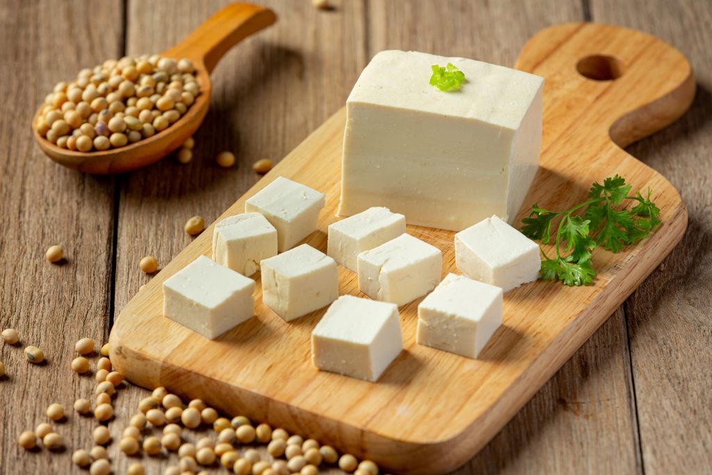 (tahu memiliki manfaat yang baik untuk menjaga kesehatan, sumber : freepik)