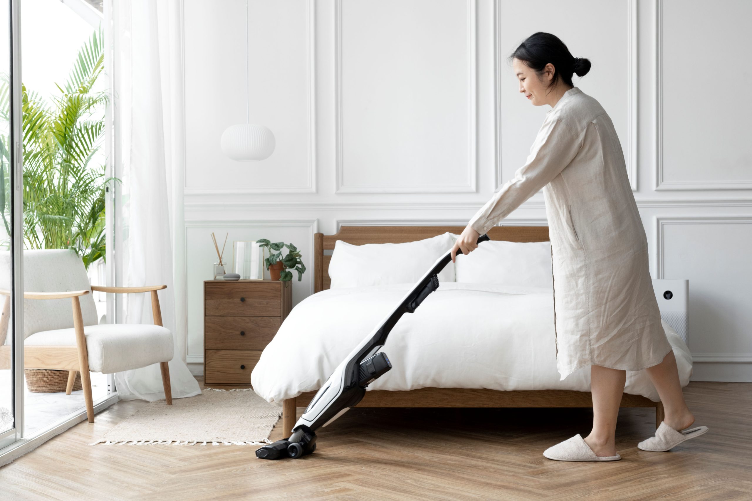 (tindakan membersihkan ruang kamar tidur merupakan sebuah cara untuk mengusir kutu kasur, sumber : freepik)
