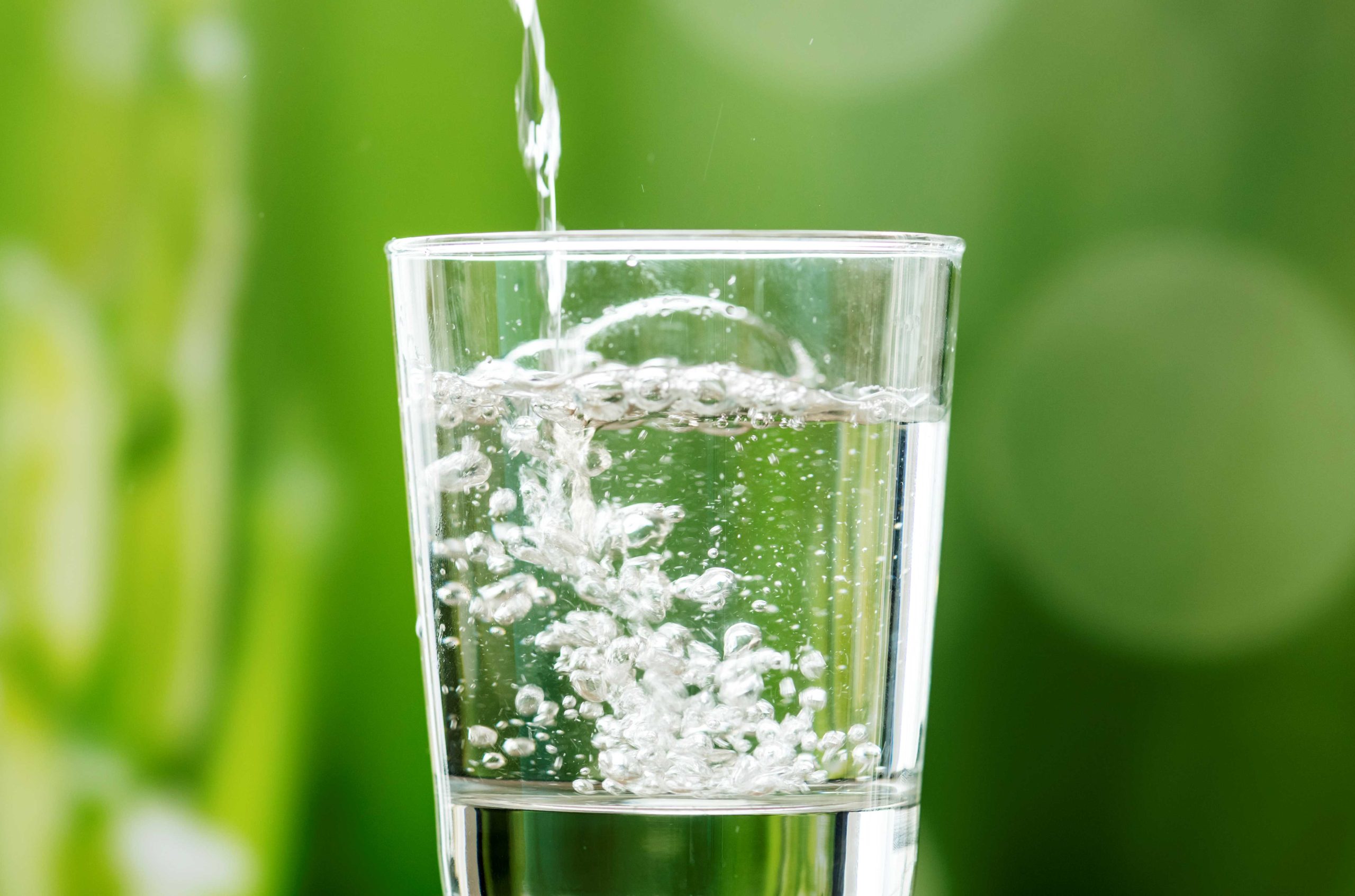 (air mineral memiliki manfaat besar bagi kesehatan, sumber : freepik)