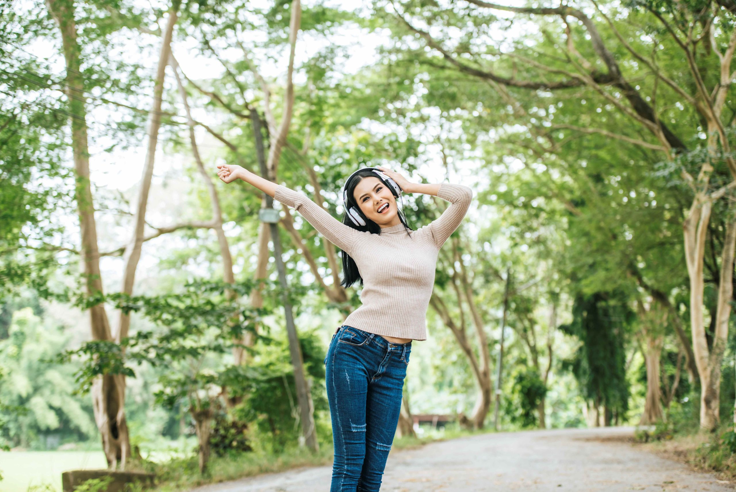 (berpikir positif memiliki manfaat bagi kehidupan yang bahagia, sumber : freepik)