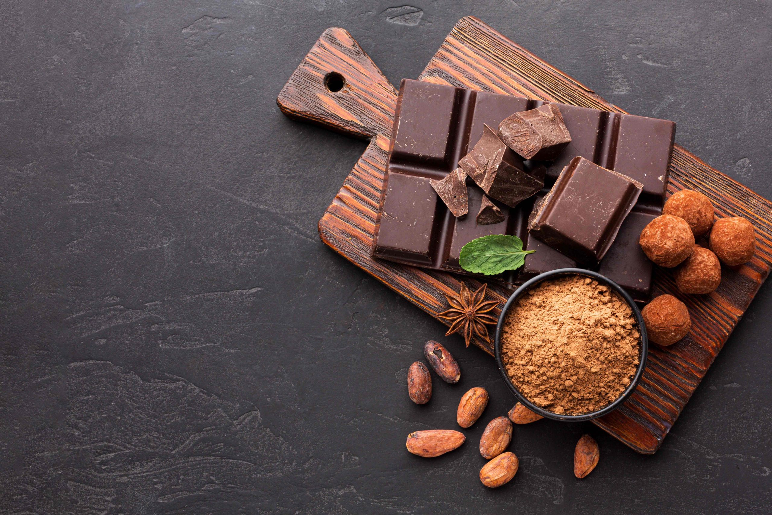 (cokelat dan kacang almond merupakan salah satu jenis makanan pahit yang baik untuk kesehatan, sumber : freepik)