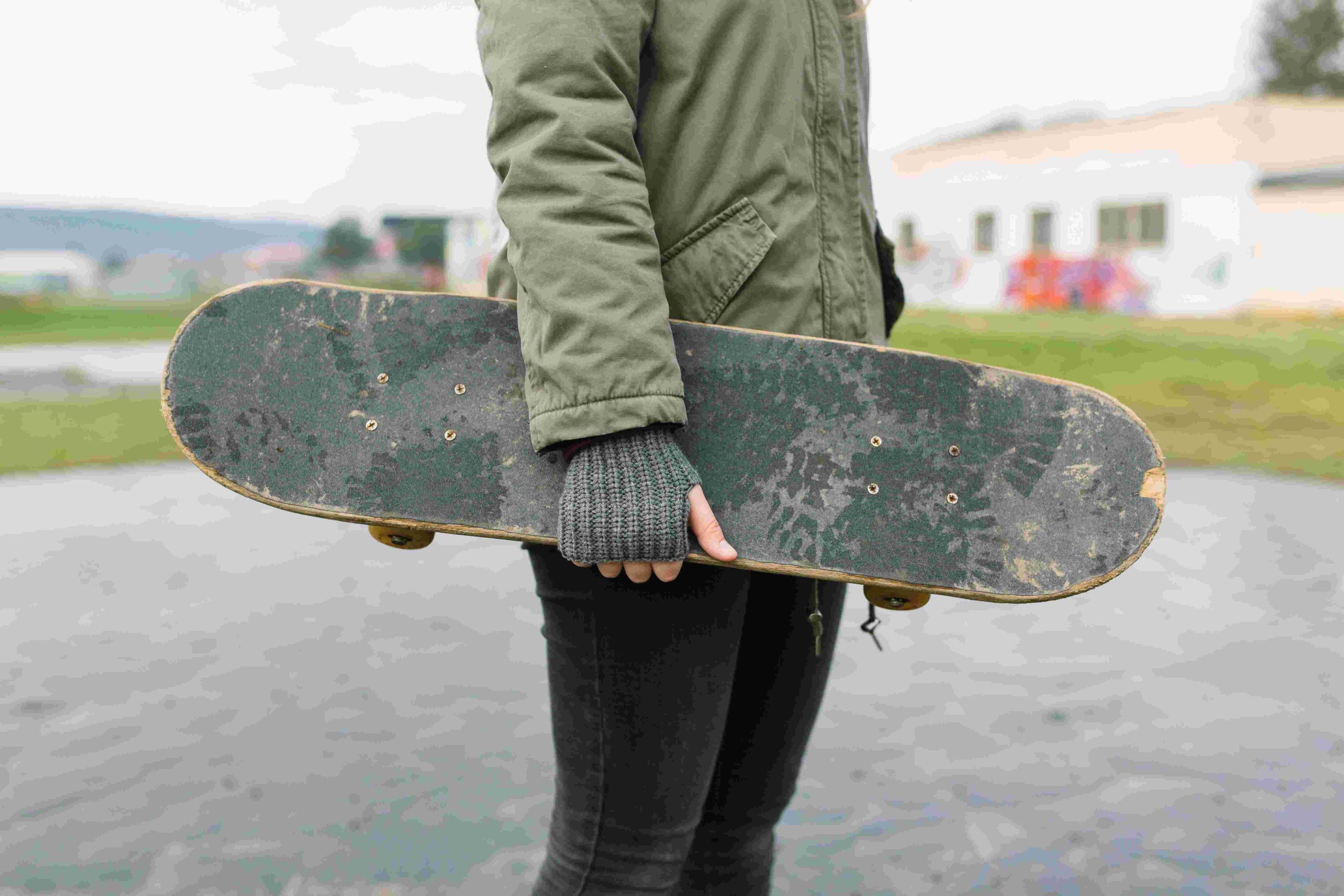 (ilustrasi anak muda bermain skateboarding. sumber : freepik)