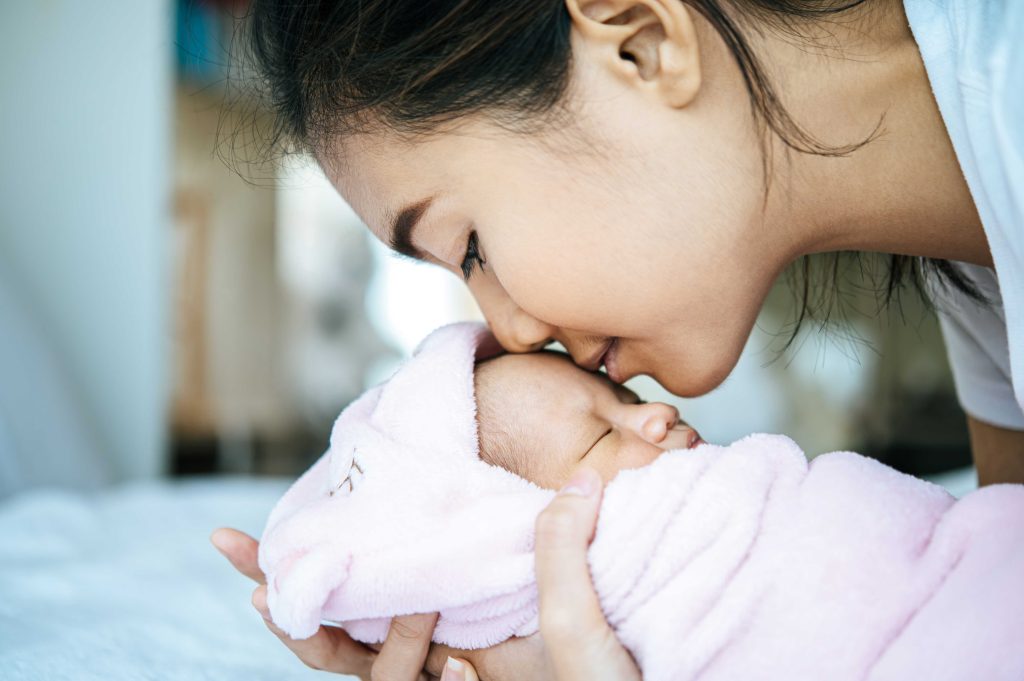 (ilustrasi bayi sedang dicium, sumber : freepik)