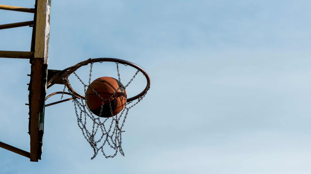 (ilustrasi bermain olahraga basket, sumber : freepik)