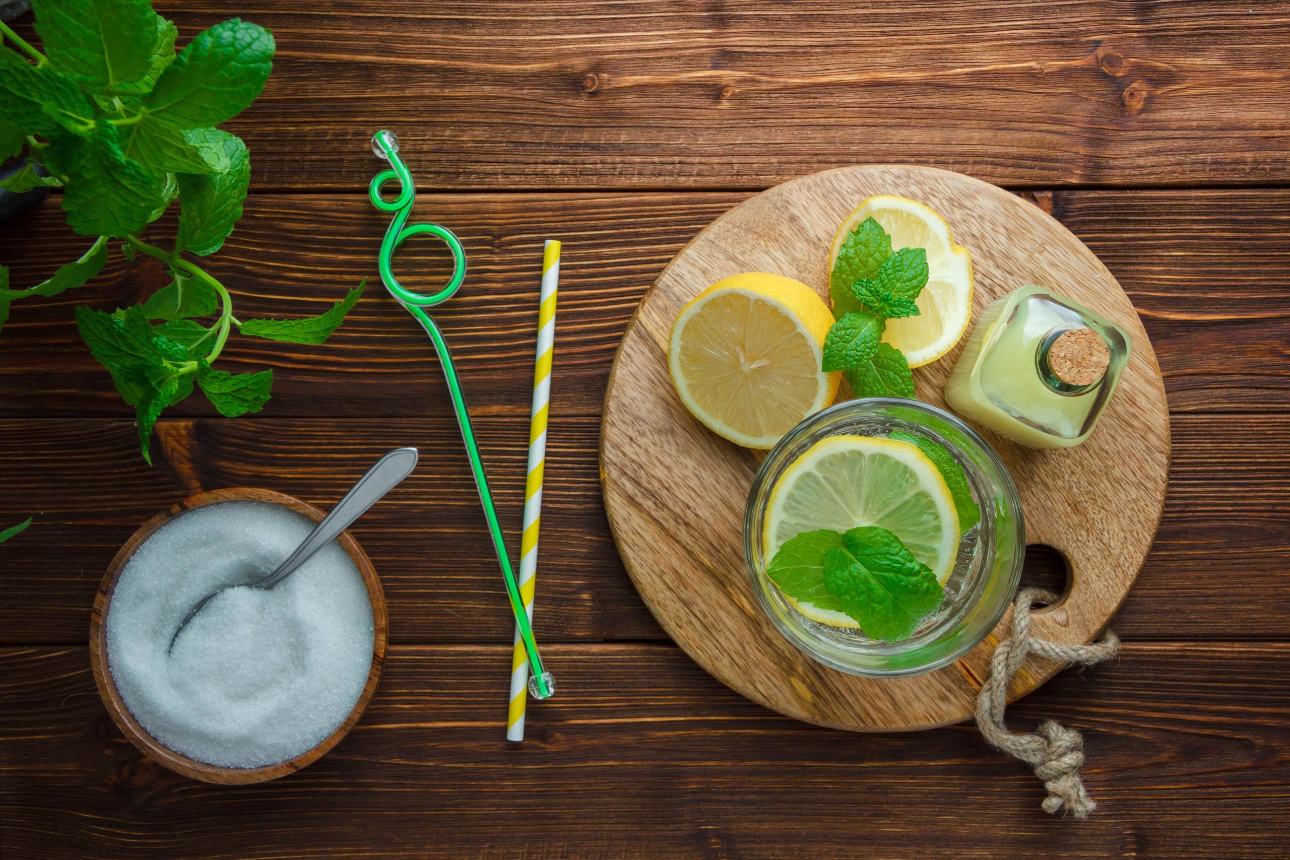 (ilustrasi daun mint yang disajikan dengan minuman segar, sumber : freepik)
