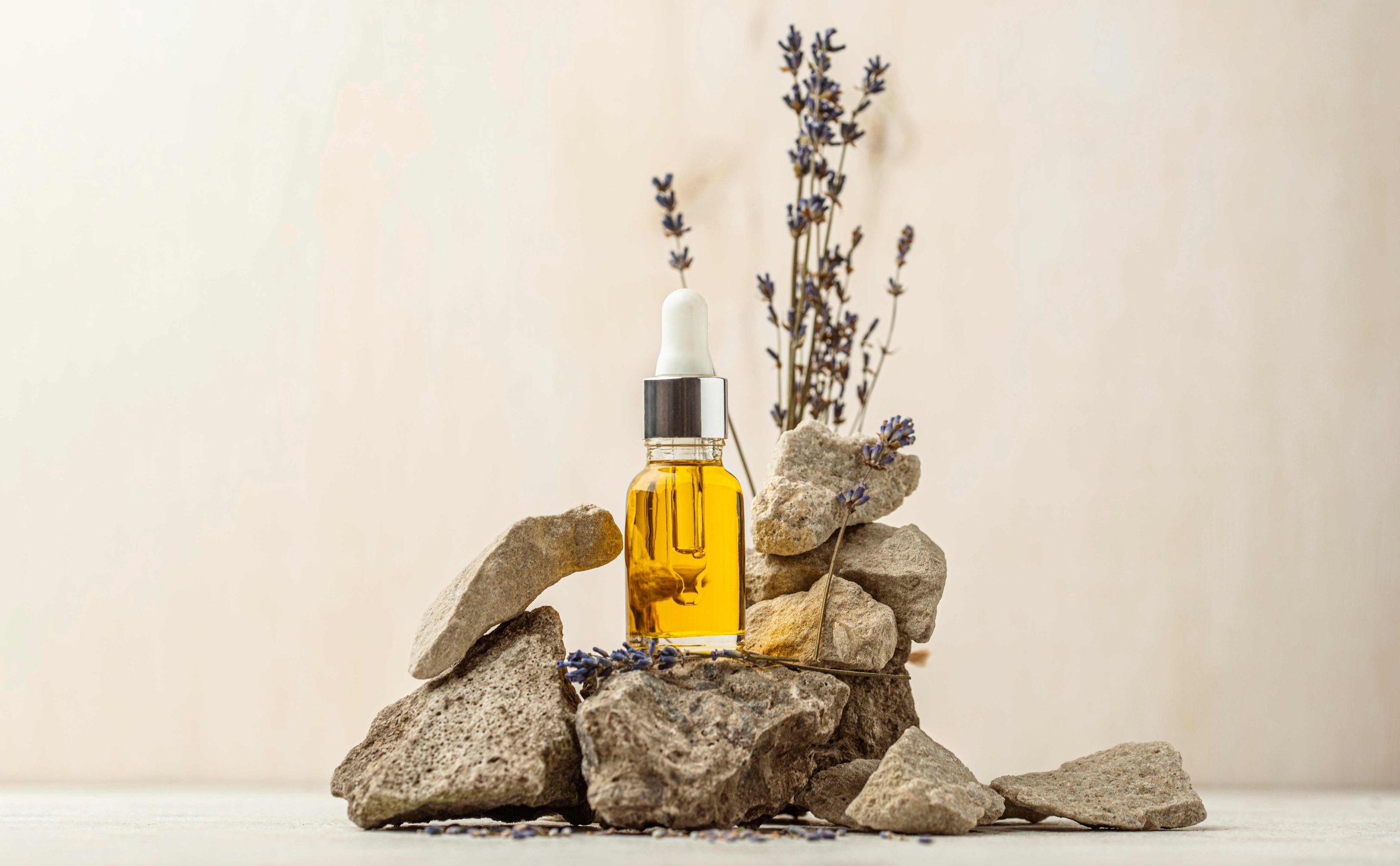 (ilustrasi essential oil jenis lavender, sumber : freepik)