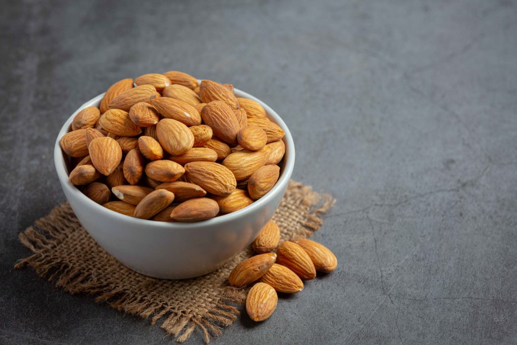 (ilustrasi kacang almond yang baik untuk kesehatan, sumber : freepik)