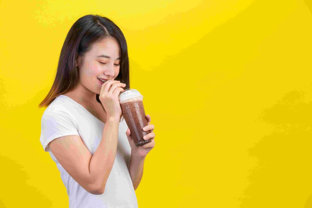 (ilustrasi konsumsi minuman manis pada seseorang, sumber : freepik)