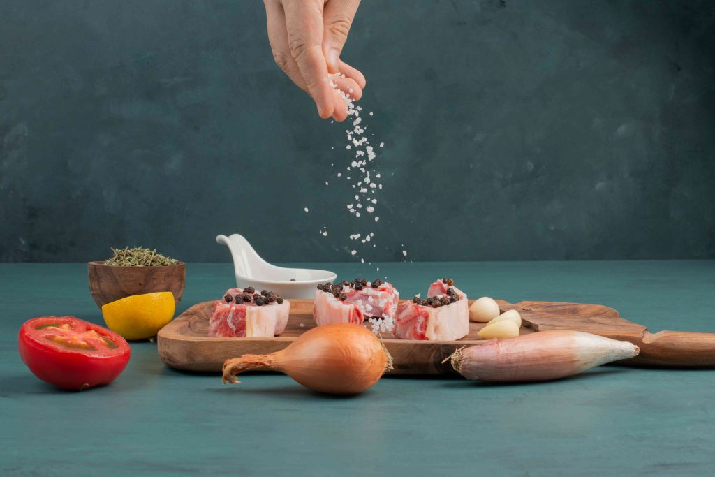 (ilustrasi sedang mencampurkan garam pada masakan, sumber : freepik)