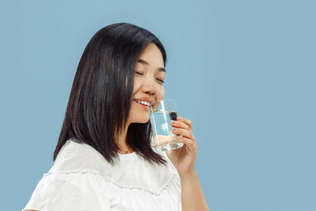 (ilustrasi seseorang sedang konsumsi air mineral, sumber : freepik)