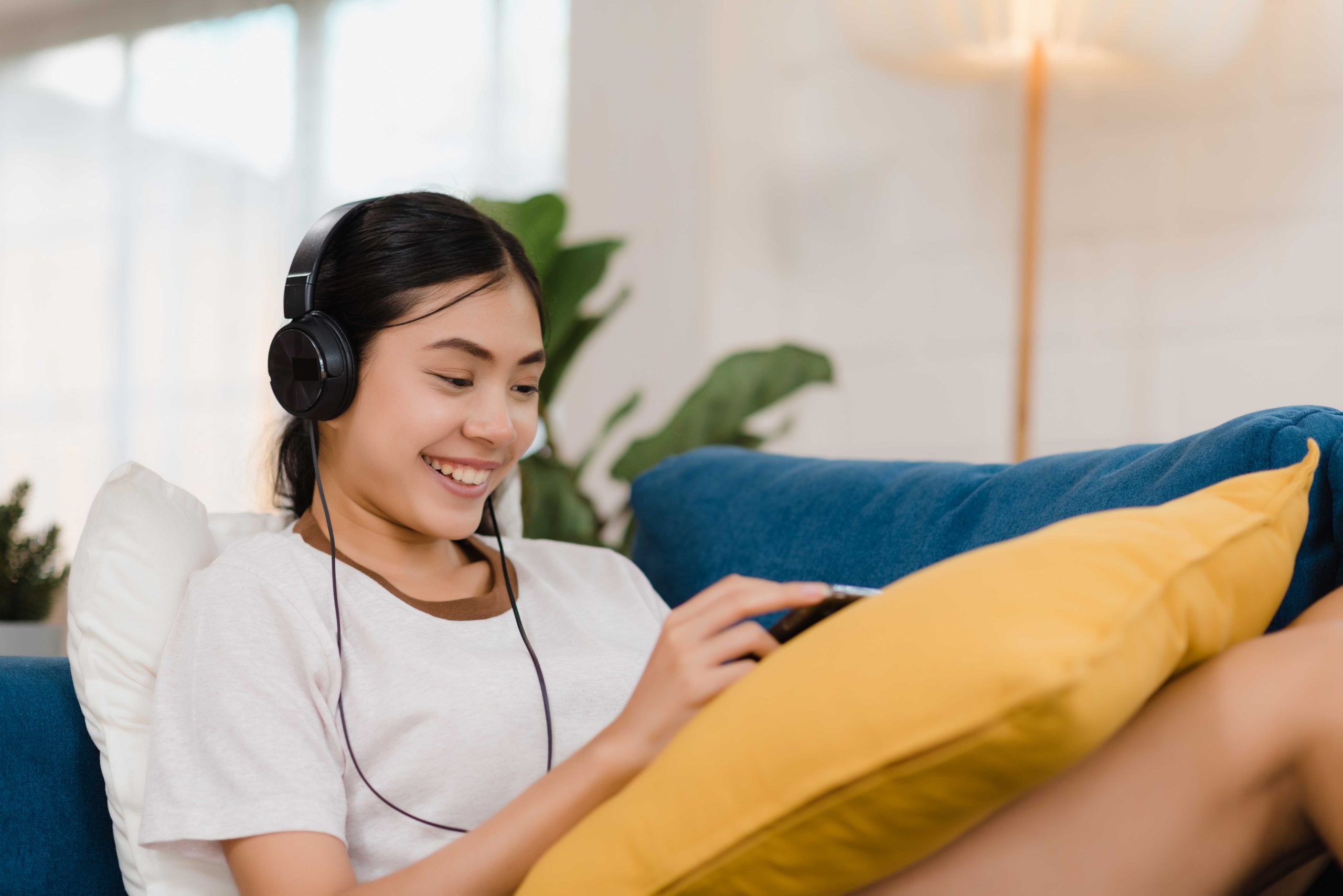 (ilustrasi seseorang sedang menjalankan podcast seperti mendengarkan podcast atau musik, sumber : freepik)